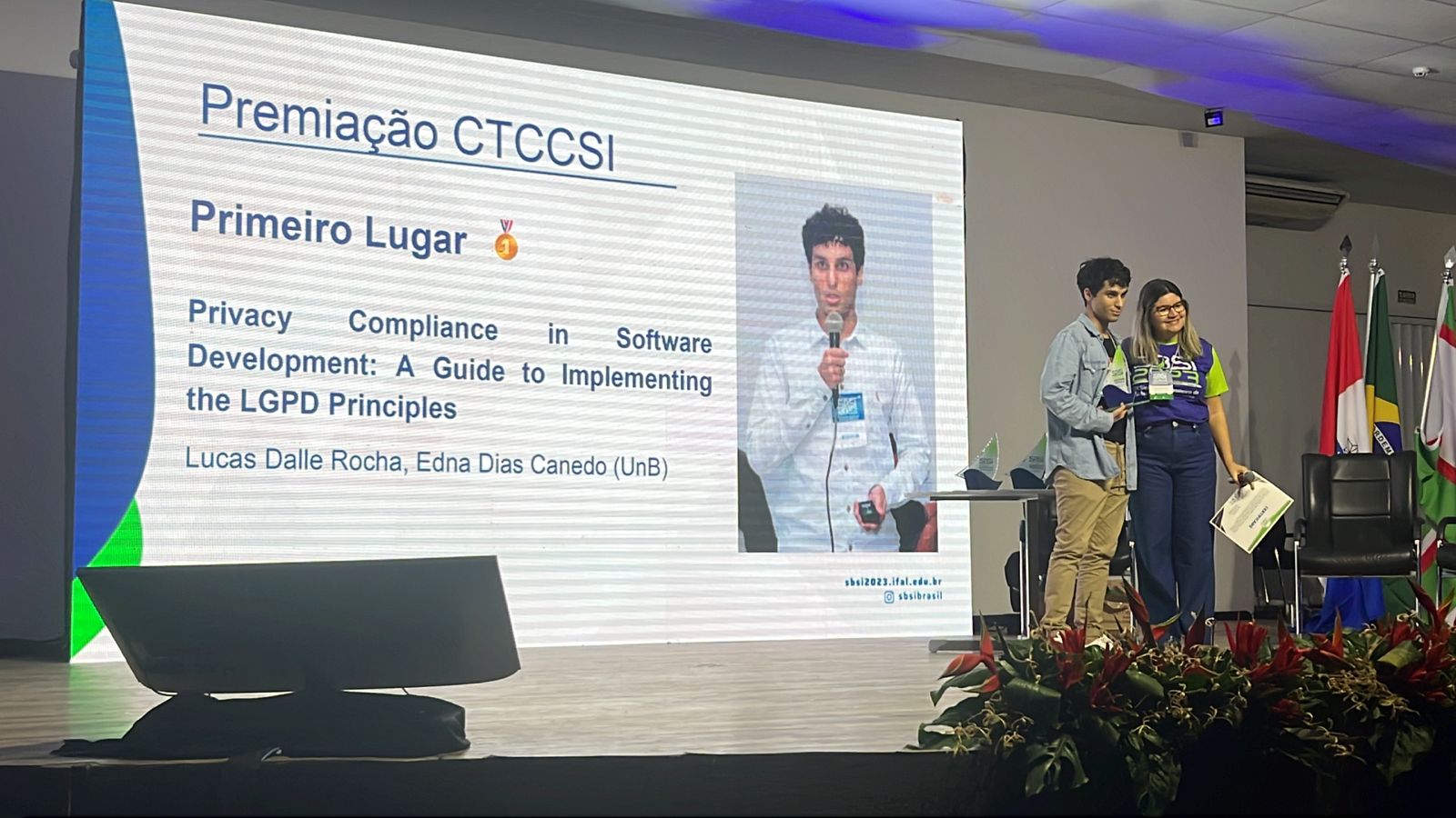 Aluno Lucas Dalle Rocha recebendo o prêmio no SBSI 2023