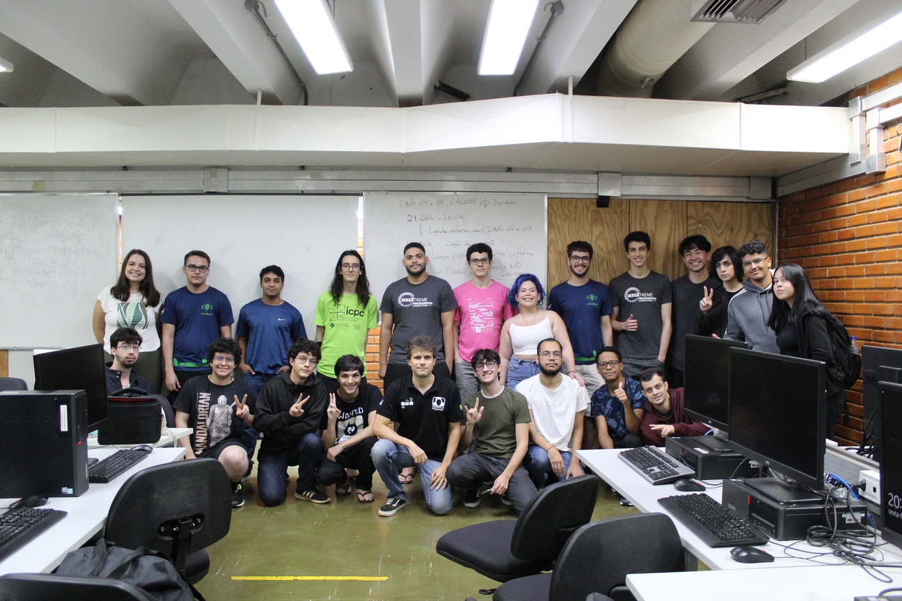 Participantes do IEEEXtreme 2024 no laboratório LINF