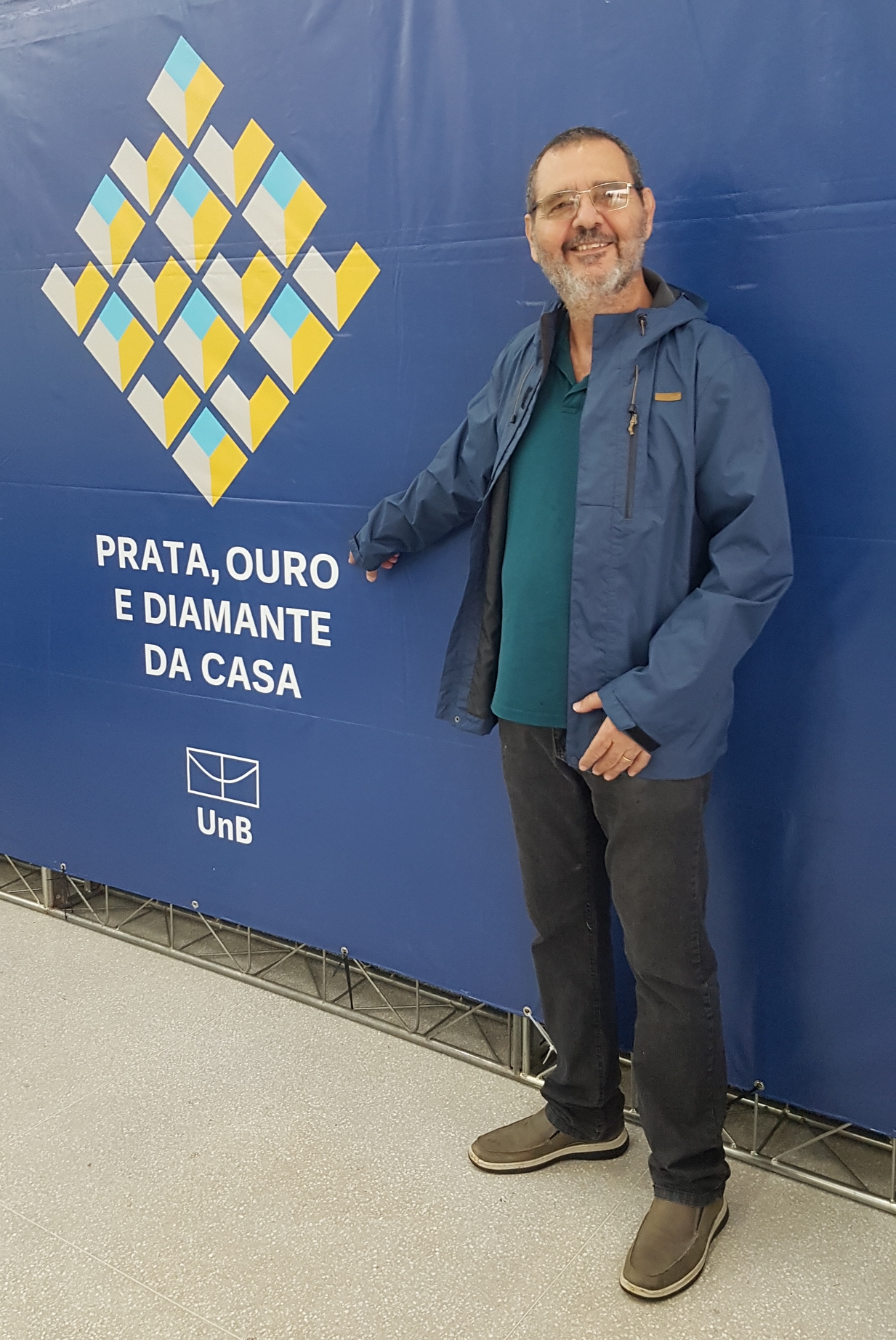 Prof. Marcelo Ladeira recebendo a homenagem Ouro da Casa